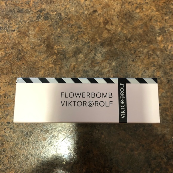 NEW: Victor&Rolf FlowerBomb Gift Set: Eau de Parfum; Body Cream; & Body Lotion - Picture 4 of 4